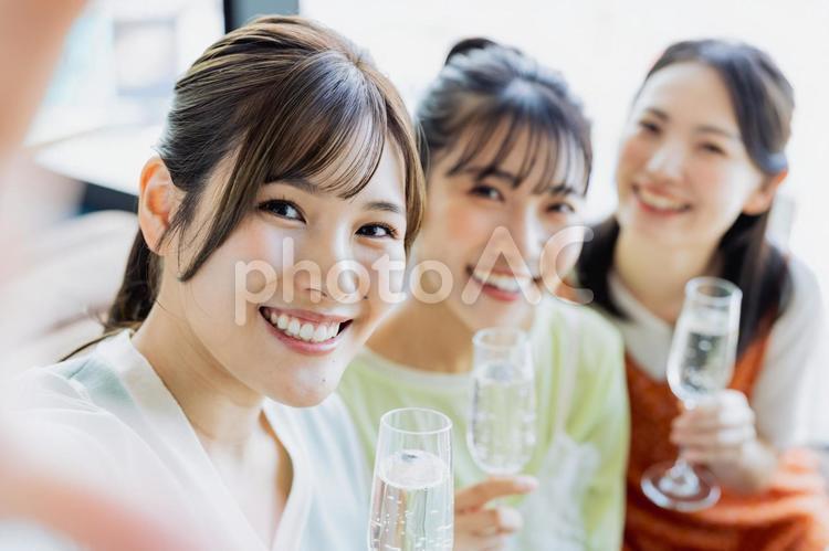 自撮りをする若い女性 自撮り,写真,撮影の写真素材