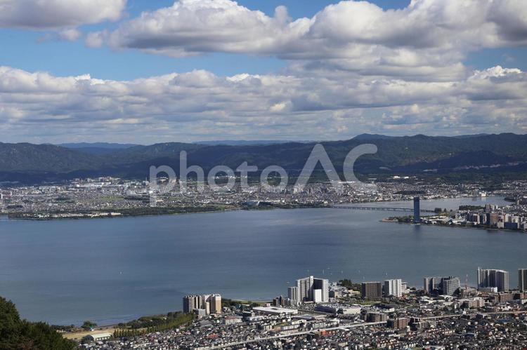 琵琶湖と市街地と山並みと雲と青空の風景 琵琶湖,市街地,山並みの写真素材