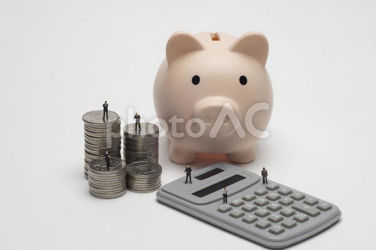 豚の貯金箱とコインと電卓とジオラマ人形 貯金箱,ピンク,ぶたの写真素材