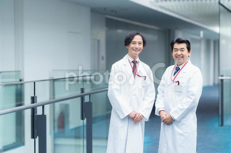 病院で打ち合わせをする医者 医者,病院,医療の写真素材