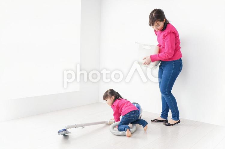 家事の手伝いをする子ども 子,一人娘,未就学児の写真素材