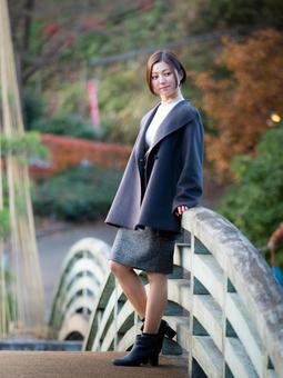31:公園を散策する女性 31:公園を散策する女性 橋,散策,散歩の写真素材