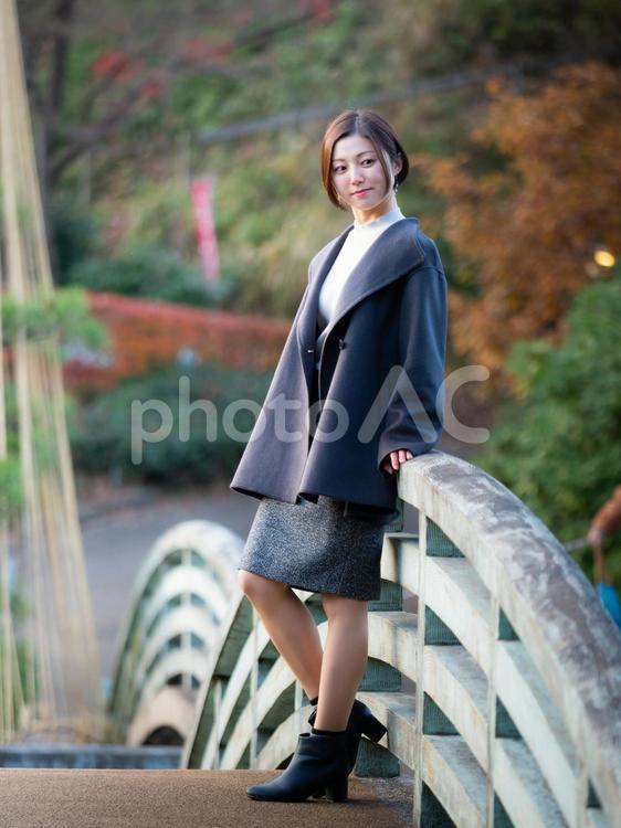 31：公園を散策する女性 橋,散策,散歩の写真素材