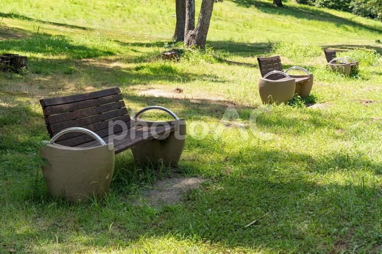 公園に置かれた茶色のベンチ 馬見丘陵公園,ベンチ,椅子の写真素材
