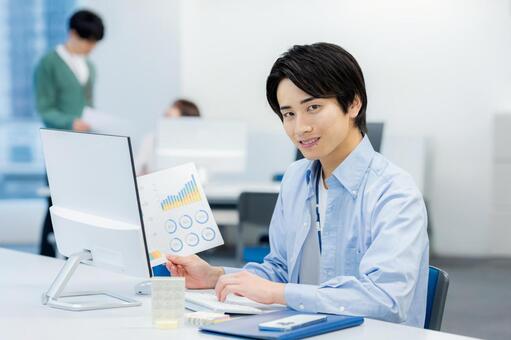 オフィスで働く若いビジネスマン ビジネスマン,笑顔,オフィスの写真素材