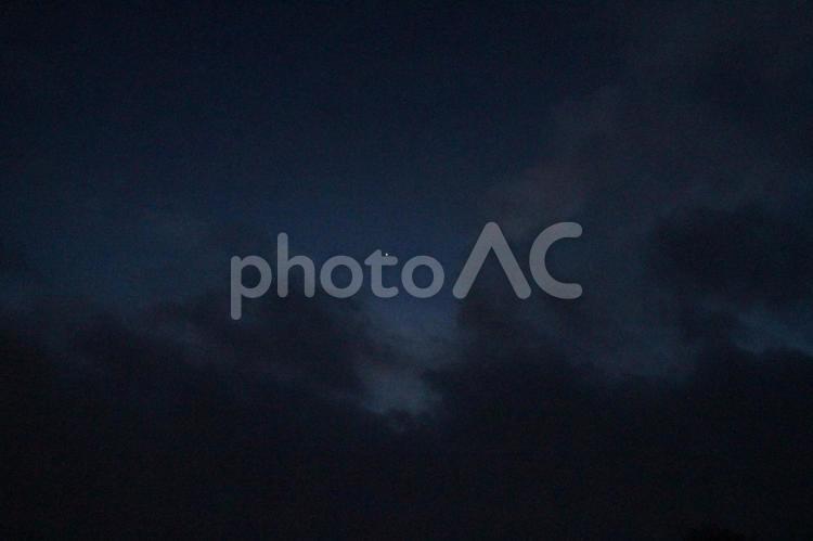 退社時の風景　１ 夕方,日没後,空の写真素材