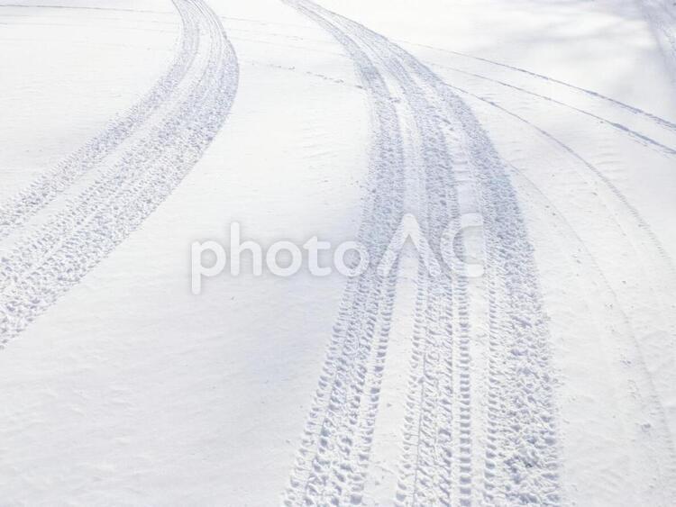 雪上のタイヤ痕 タイヤ痕,雪,雪上の写真素材