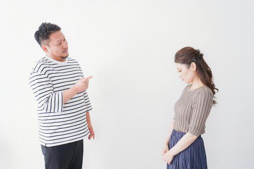 夫婦喧嘩をする若い夫婦 夫,怒る,感情的の写真素材