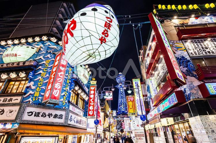 大阪　新世界　夜 お店,イメージ,ギラギラの写真素材
