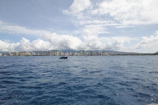 ハワイオアフ島沖より見るホノルルの風景 ハワイオアフ島沖より見るホノルルの風景の写真