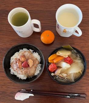生姜など野菜の具沢山みそ汁などの朝食 生姜など野菜の具沢山みそ汁などの朝食の写真