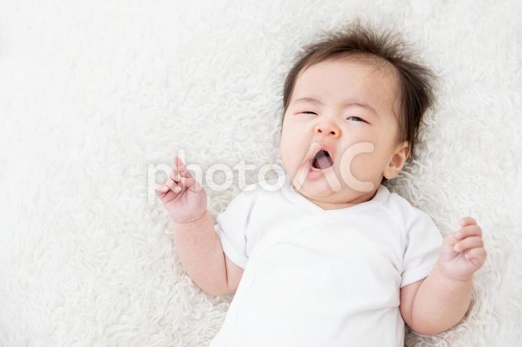 赤ちゃんのイメージ あくび,赤ちゃん,眠いの写真素材