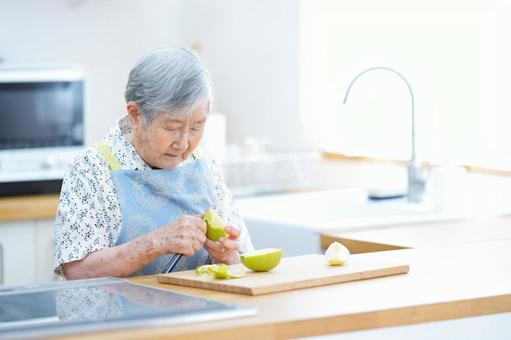 青リンゴの皮を剥く高齢女性 女性,リンゴ,皮むきの写真素材