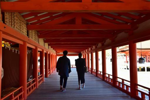 厳島神社を厳かに歩く人 厳島神社を厳かに歩く人 世界遺産,国宝,広島の写真素材