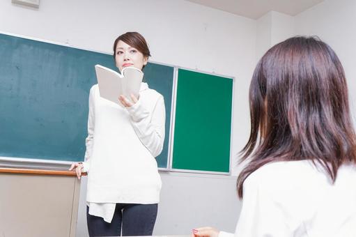 本を持って授業をする女性教師 試験,本,学資の写真素材