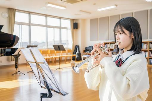 演奏する女子高生 演奏する女子高生 女子高生,学生,制服の写真素材
