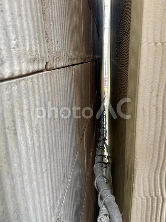 建物の間の狭い通路 狭い,通路,隙間の写真素材