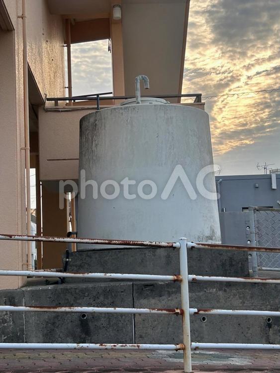 昔ながらの貯水タンク 敷地内,タンク,貯水タンクの写真素材