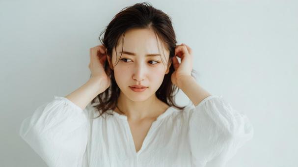 白シャツの女性ポートレート 白シャツの女性ポートレートの写真