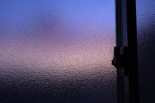 すりガラス越しの夕焼け すりガラス,夕焼け,ガラスの写真素材