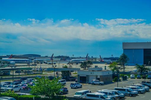 空港と航空機の眺望 空港と航空機の眺望 空港,飛行機,滑走路の写真素材