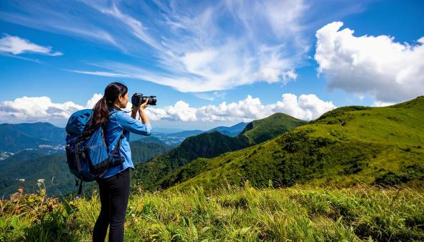 レンズを向ける日本人女性カメラマン レンズを向ける日本人女性カメラマンの写真