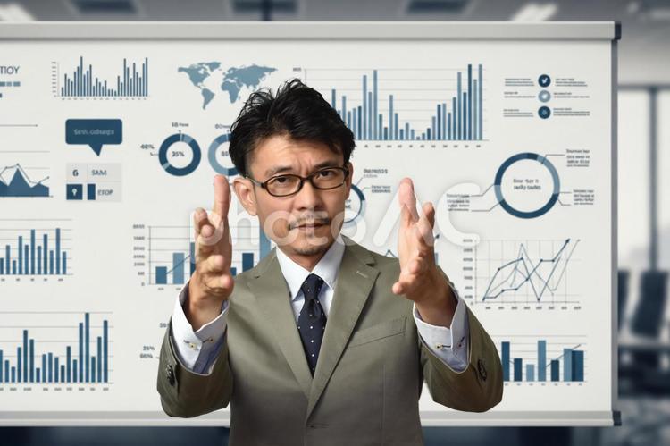 資料を基に解説するビジネスマン 男性,ビジネス,プレゼンテーションの写真素材