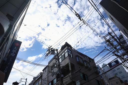 ビル街から見上げる空 ビル街から見上げる空 青空,景色,元町の写真素材