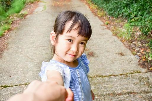 夏　笑顔でお散歩する女の子 子供,女の子,笑顔の写真素材