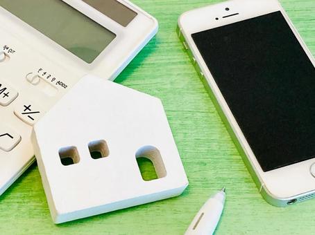 白い家とスマホと電卓(固定資産税を払う) 白い家とスマホと電卓(固定資産税を払う) 住民税,固定資産税,家の写真素材