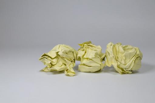 三つの丸められた紙くず 紙くず,丸める,失敗の写真素材