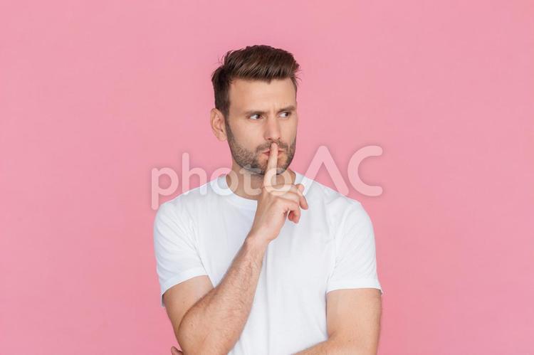 遠くを見ながらしーをする男性 男性,遠く,見るの写真素材