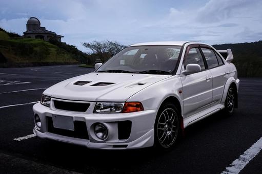 ＜素材＞山の駐車場に止めたスポーツカー スポーツカー,車,ドライブの写真素材