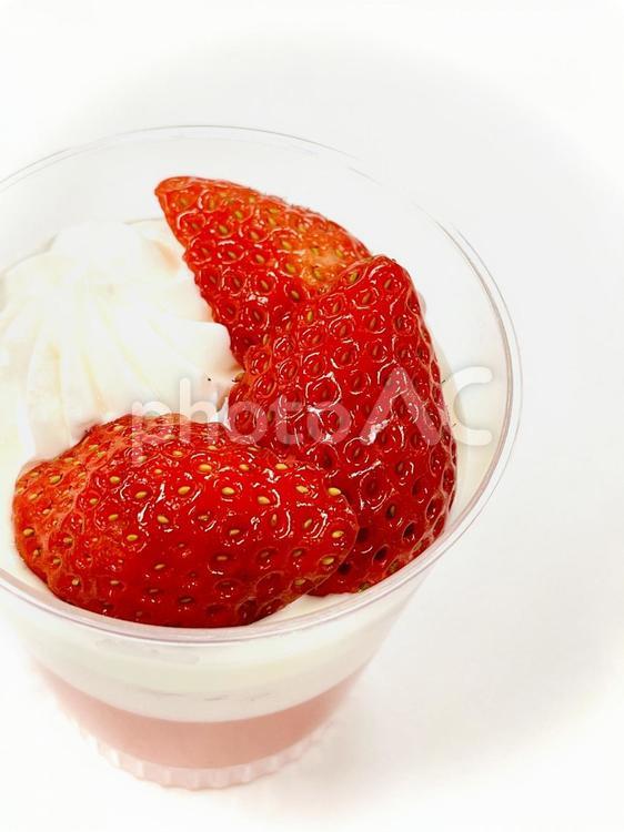 苺と生クリームたっぷりの春のゼリー 02 ケーキ,ムース,ババロアの写真素材