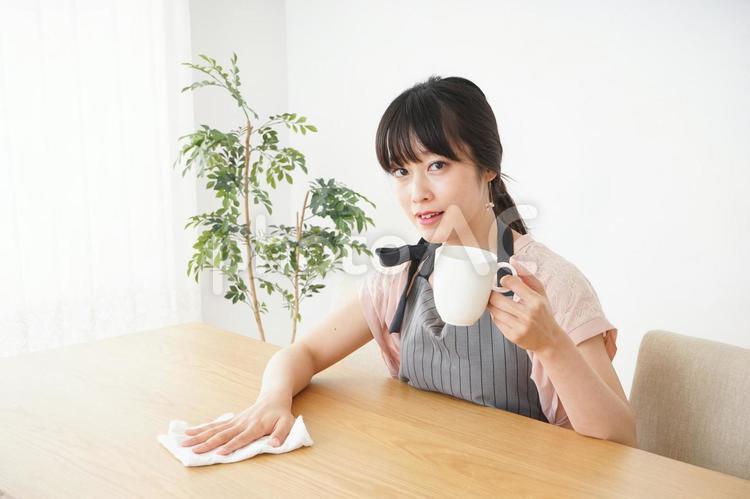 笑顔のカフェスタッフ 喫茶店,ショップ,カフェの写真素材