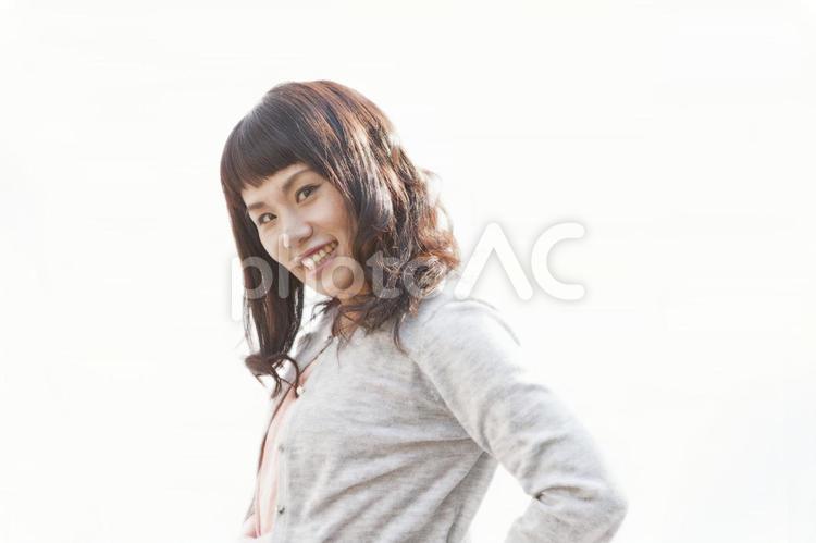 ポーズをとる女性　mu002 あまえ,お姉さん,さわやかの写真素材