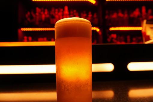 BARで飲むビールの写真