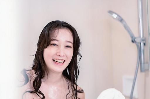 シャワーを浴びる若い女性 シャワーを浴びる若い女性 身体,若い,身だしなみの写真素材