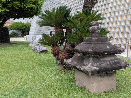 南国の石灯籠とソテツ 沖縄県立博物館,芝生,屋外の写真素材