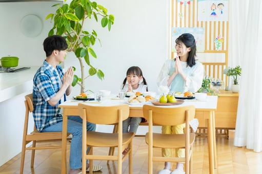 ダイニングで食事する家族 ダイニングで食事する家族 家族,笑顔,食卓の写真素材