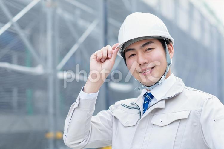 建設現場で仕事する若い男性エンジニア ゼネコン,ビジネス,若いの写真素材