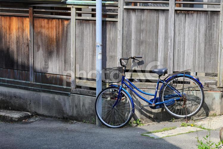 木造の塀と自転車 自転車,生活道路,道の写真素材