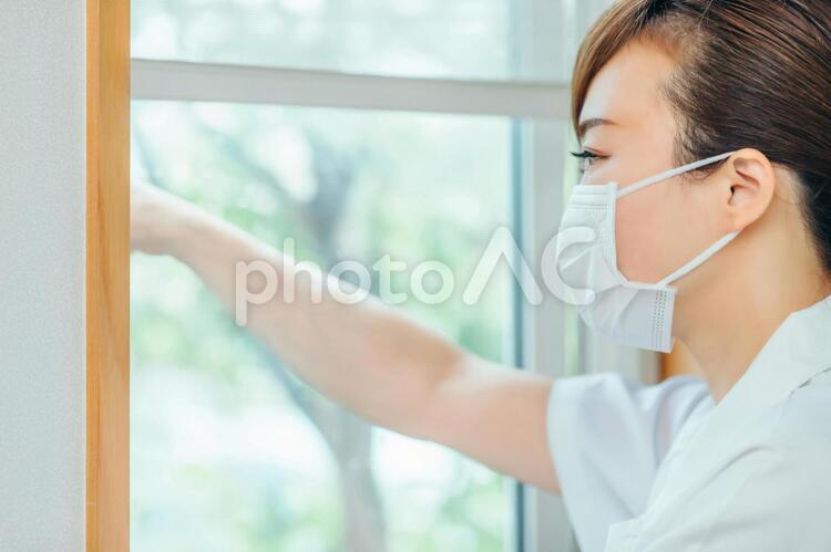 窓を開けて換気する医療スタッフ 換気,看護師,看護婦の写真素材