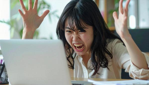 オフィスで叫ぶ女性 オフィスで叫ぶ女性の写真