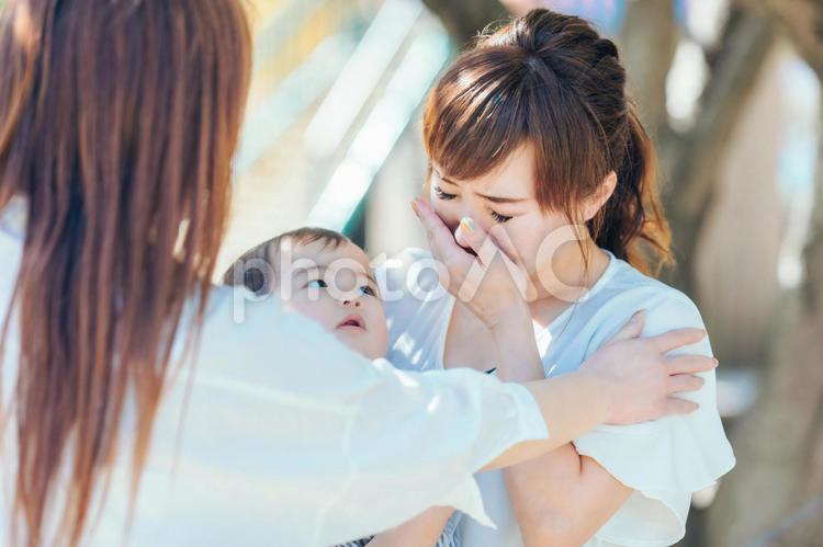 悲しいことがあったママ友 母親,ストレス,育児ノイローゼの写真素材
