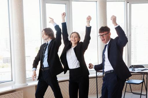 横並びで踊るスーツの男女 男女,外国人,ビジネスの写真素材