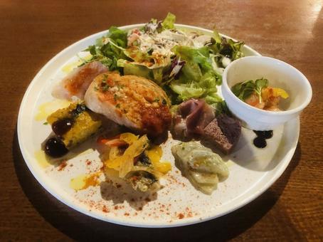 スペイン料理系の前菜の盛り合わせ スペイン料理系の前菜の盛り合わせ 前菜,オードブル,冷菜の写真素材
