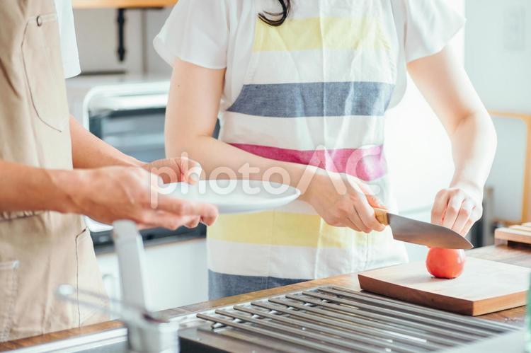 一緒に料理を作る男女（顔なし） 料理,包丁,切るの写真素材