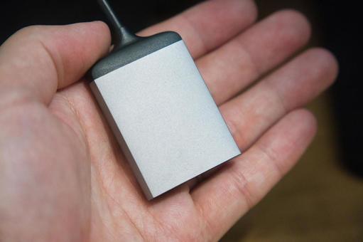 手のひらに乗せたSDカードリーダー 手のひらに乗せたSDカードリーダー sdカード,sdカードリーダー,メモリーカードの写真素材