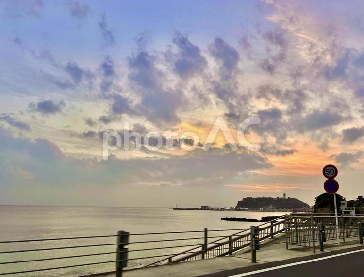 美しい江ノ島の夕日と道路標識 美しい,道路標識,海の写真素材